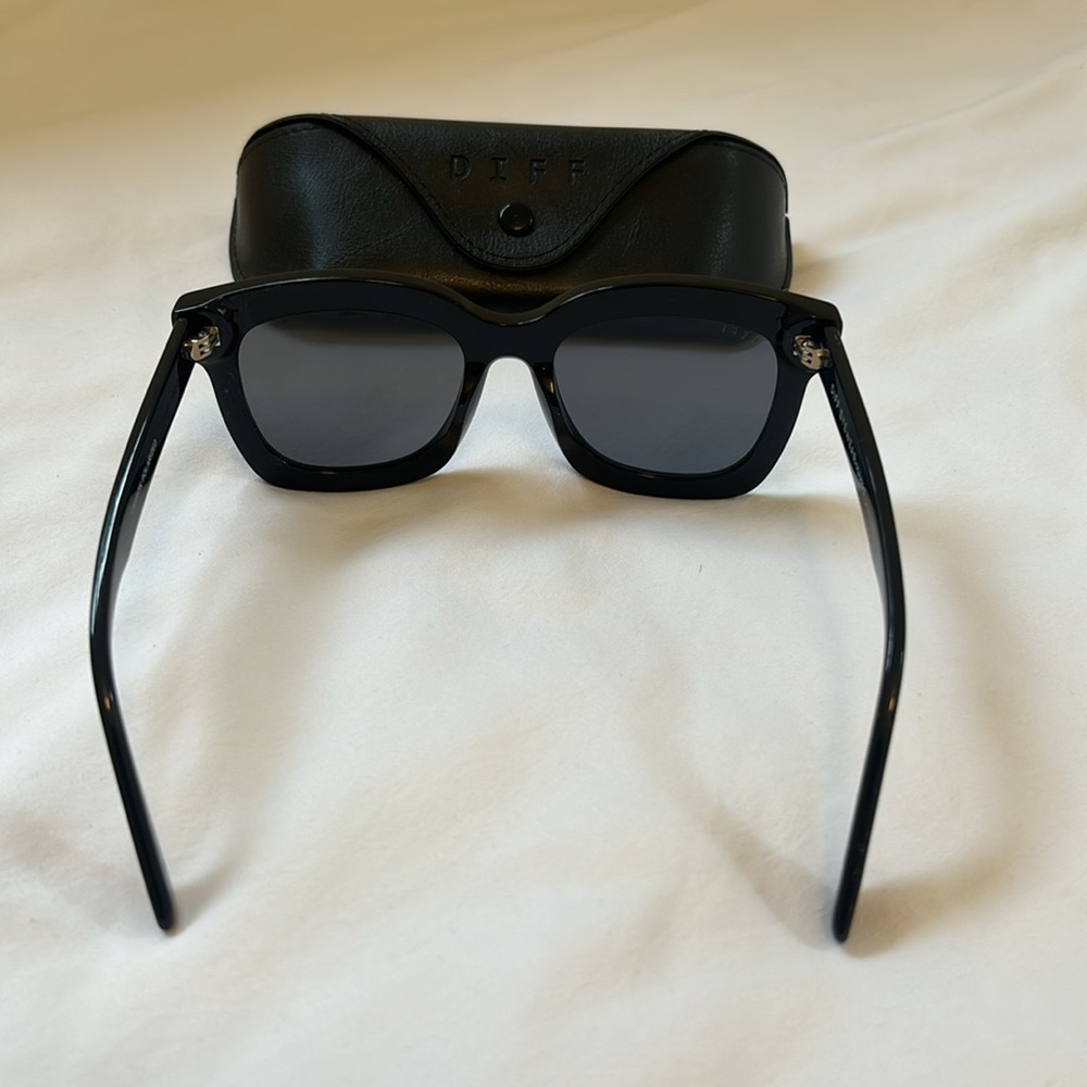 Diff 2 For 1 Oversized Sunglasses! Black And Cream - image 7
